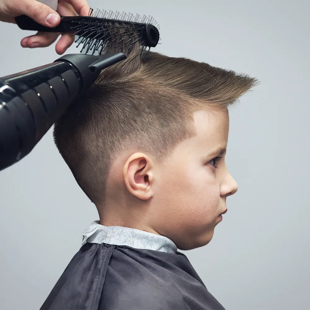 Seitenprofil eines Jungen beim Haareschneiden