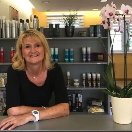 Alexandra Eigentümerin des Friseursalons
