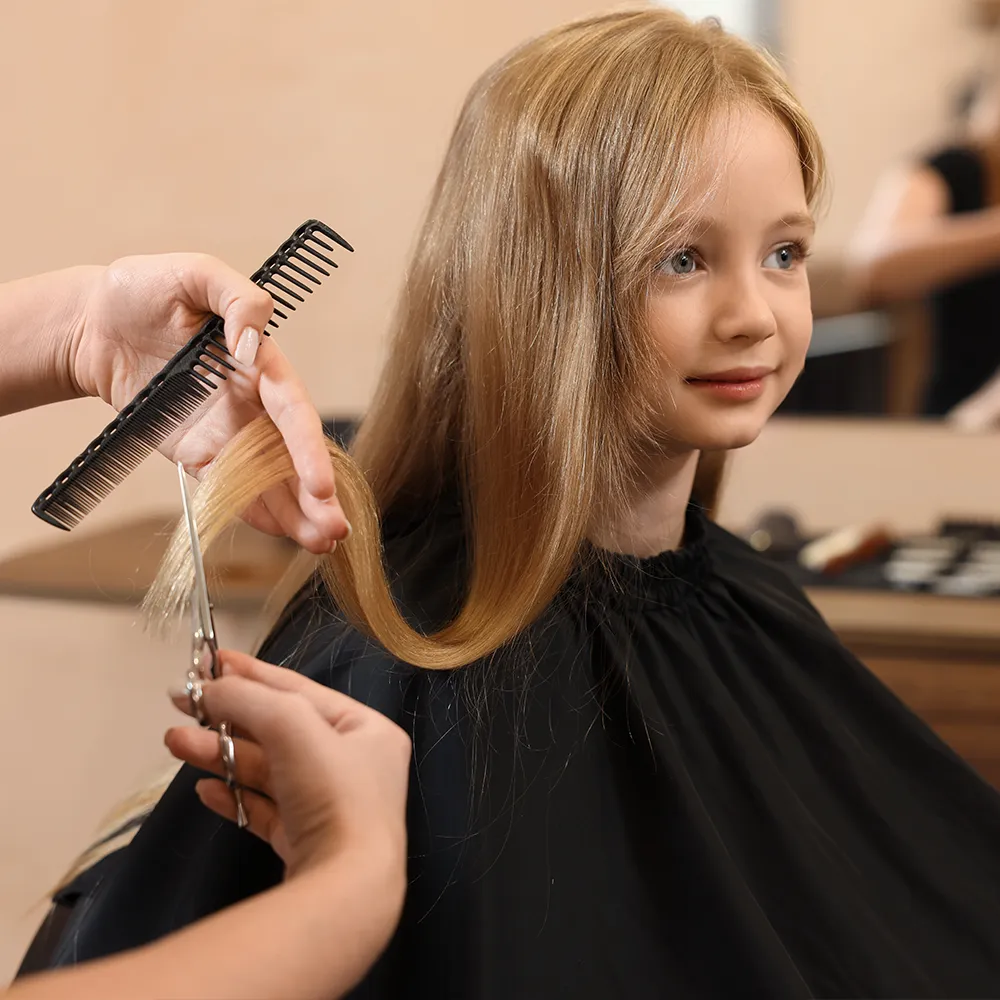 Mädchen während dem Haare schneiden
